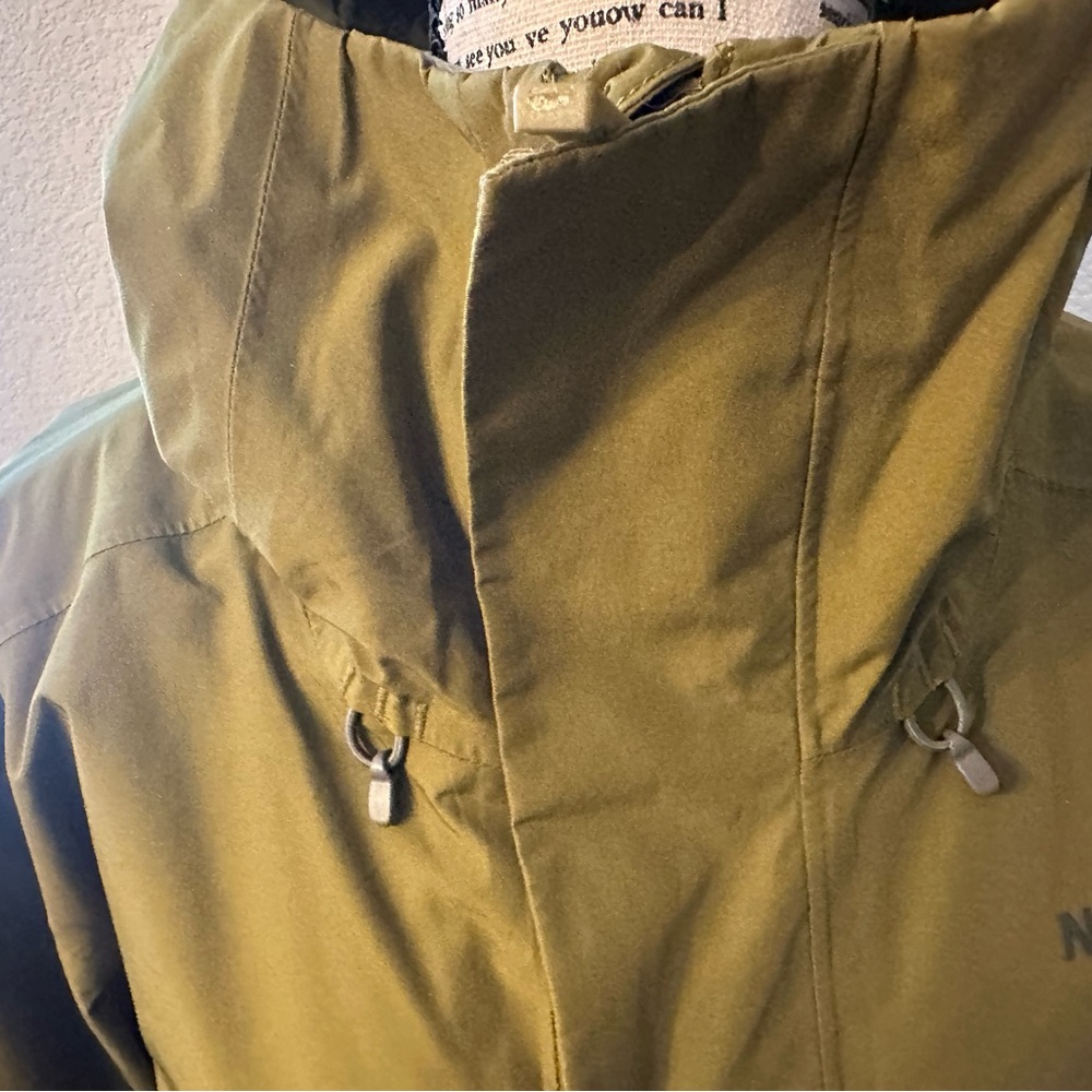 Men’s The North Face Olive and Charcoal Hooded Jacket - Picture 6 of 16